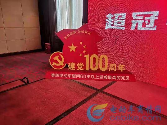 《摇滚狂花》彭莱与白天都无比叛逆，原生家庭不幸福的人都是这样的吗？